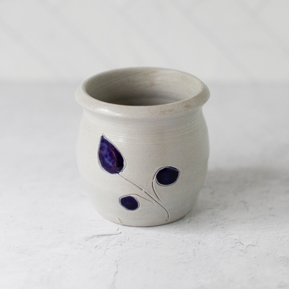 Williamsburg Pottery Other - Williamsburg Pottery salt glazed small jar crock blue leaves